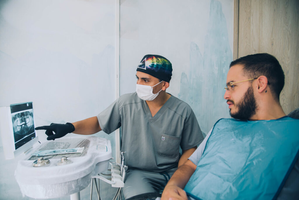 Dr. José Marín explicando una radiografía durante una valoración de ortodoncia